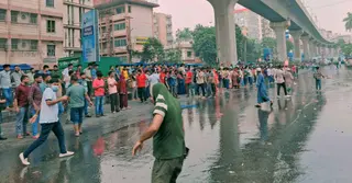 ন্যূনতম মজুরি ৩০ হাজার করার দাবিতে মিরপুরে পোশাকশ্রমিকদের সড়ক অবরোধ
